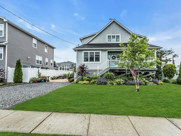 10 Garfield Place, Massapequa NY 11758