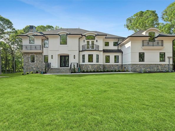 17 Chelsea Place, Dix Hills NY 11746