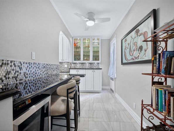 17 Gaynor Avenue 1D, Manhasset NY 11030