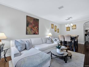 17 Gaynor Avenue 1D, Manhasset NY 11030