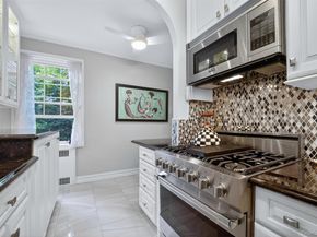 17 Gaynor Avenue 1D, Manhasset NY 11030