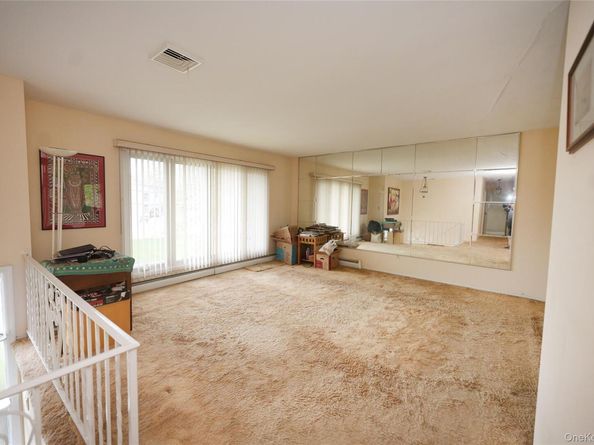 96 Cedar Drive W, Plainview NY 11803