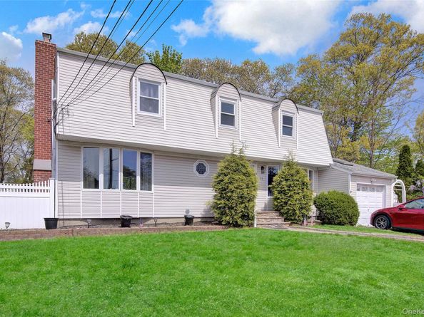 11 Hollo Drive, Holbrook NY 11741