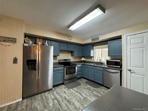 60 Syracuse Avenue, Medford NY 11763