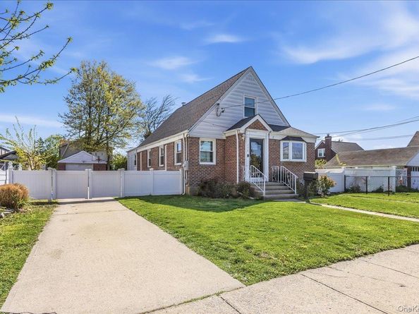 132 Wardwell Road, Mineola NY 11501