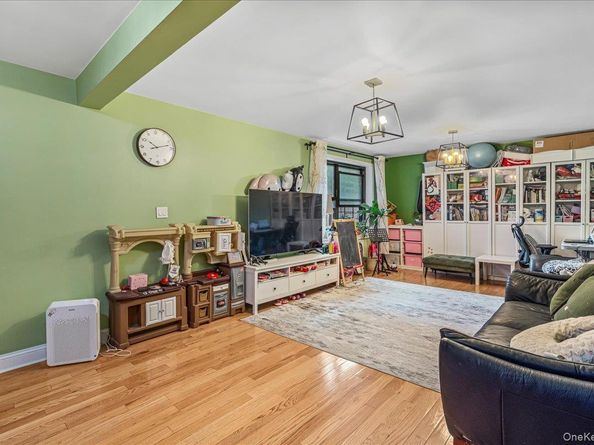 75-15 210 Street 2E, Bayside NY 11364