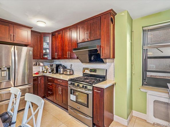 75-15 210 Street 2E, Bayside NY 11364