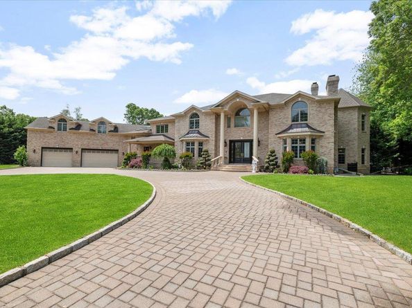 135 Millet Street N, Dix Hills NY 11746
