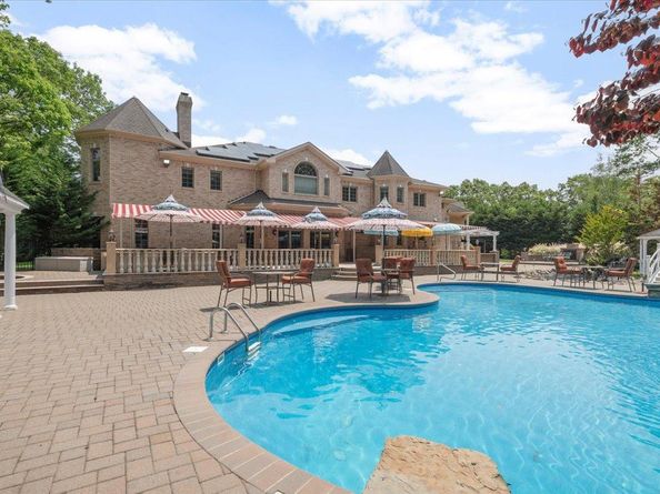 135 Millet Street N, Dix Hills NY 11746