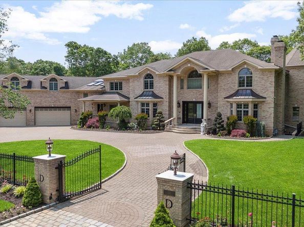 135 Millet Street N, Dix Hills NY 11746