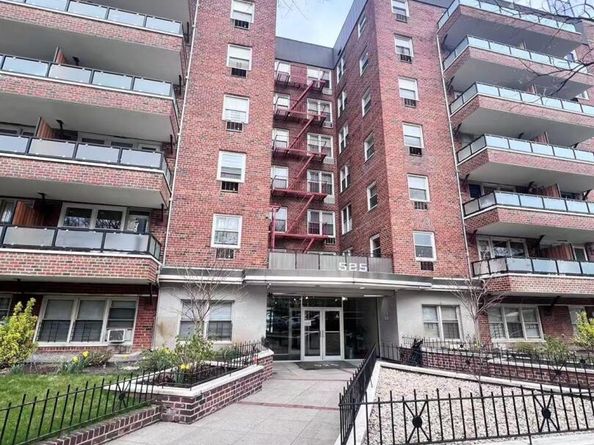 525 Ocean Parkway 4J, Brooklyn NY 11218