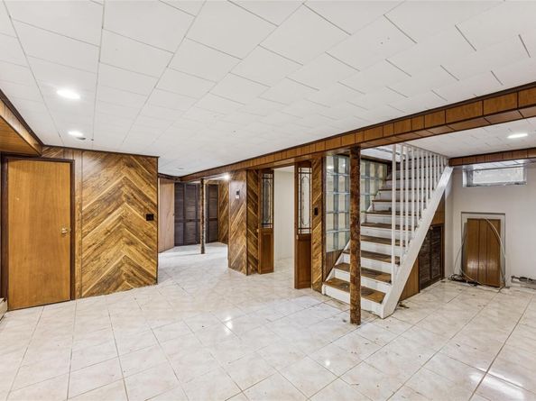 4 Foxcroft Road, Albertson NY 11507