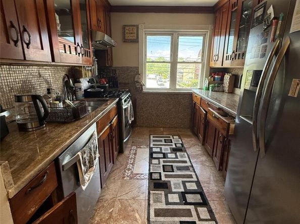 62-23 69th Pl, Middle Village NY 11379