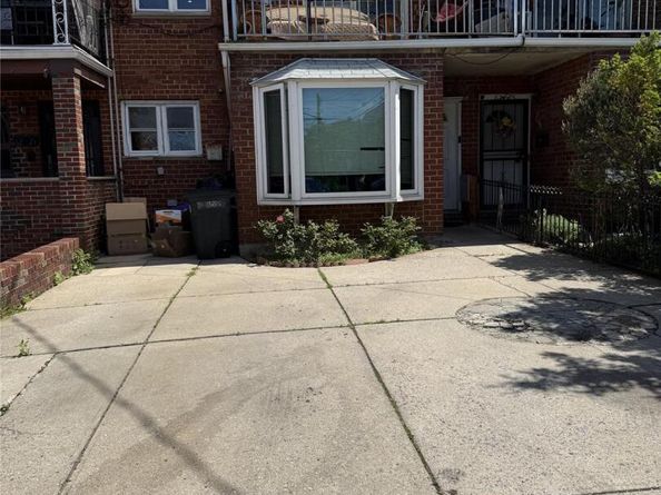 62-23 69th Pl, Middle Village NY 11379