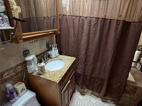 62-23 69th Pl, Middle Village NY 11379
