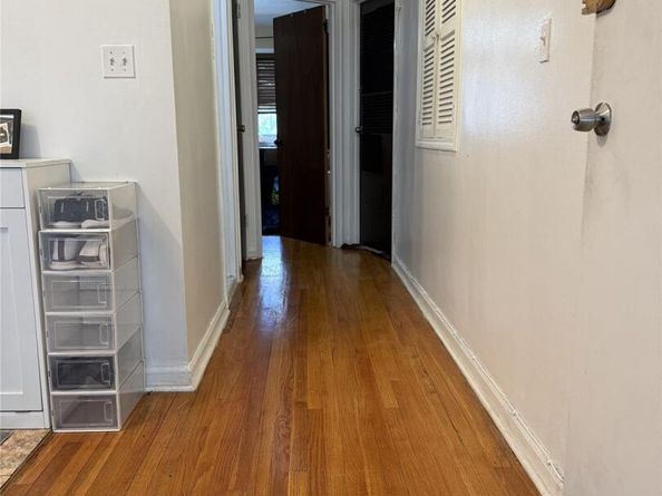62-23 69th Pl, Middle Village NY 11379