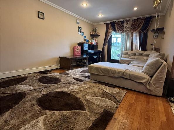 62-23 69th Pl, Middle Village NY 11379