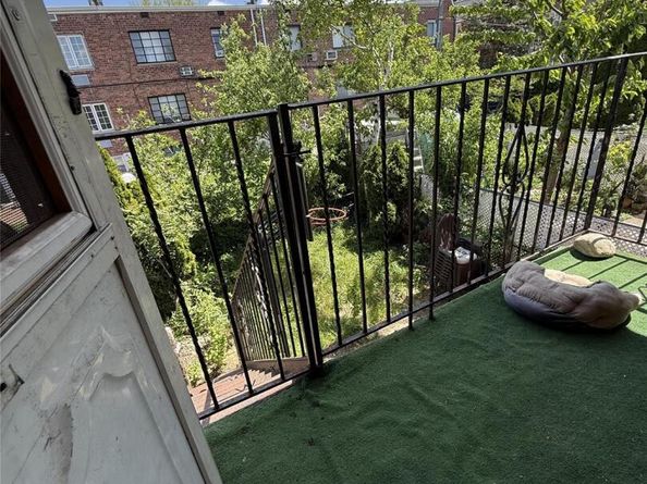 62-23 69th Pl, Middle Village NY 11379