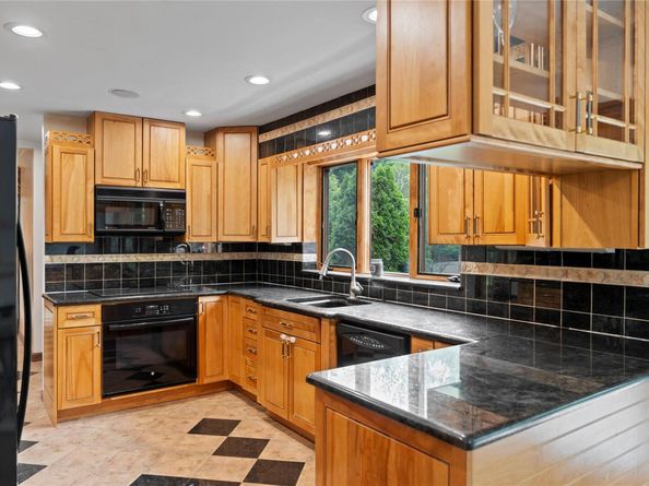 16 Eastland Drive, Glen Cove NY 11542