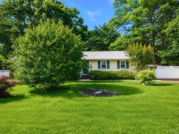20 Loretta Court, Coram NY 11727