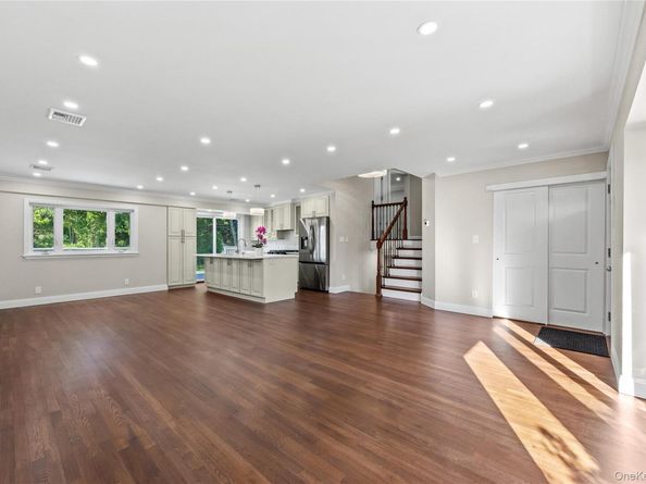 17 Wren Drive, Woodbury NY 11797