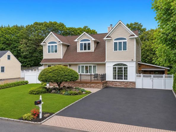 19 Joan Road, Bay Shore NY 11706