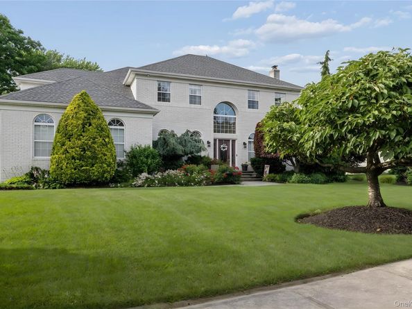 15 Barnaby Court E, Hauppauge NY 11788