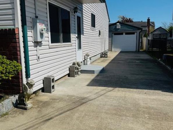 10 Schley Avenue, Lindenhurst NY 11757