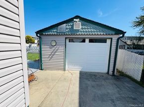 10 Schley Avenue, Lindenhurst NY 11757
