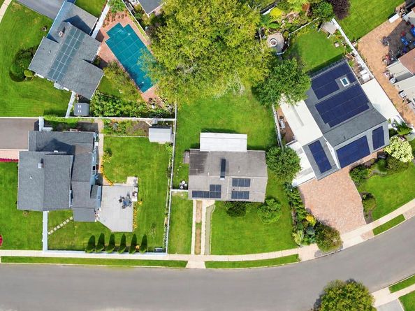 35 Meeting Lane, Hicksville NY 11801