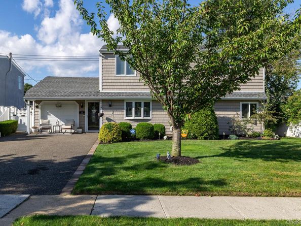 35 Magpie Lane, Levittown NY 11756
