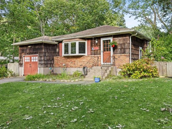 2 Easterly Road, Hampton Bays NY 11946
