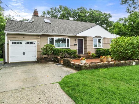 31 Eastwood Drive, North Babylon NY 11703