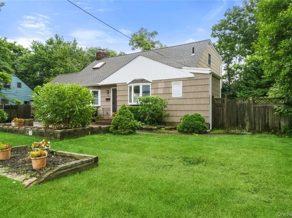 31 Eastwood Drive, North Babylon NY 11703