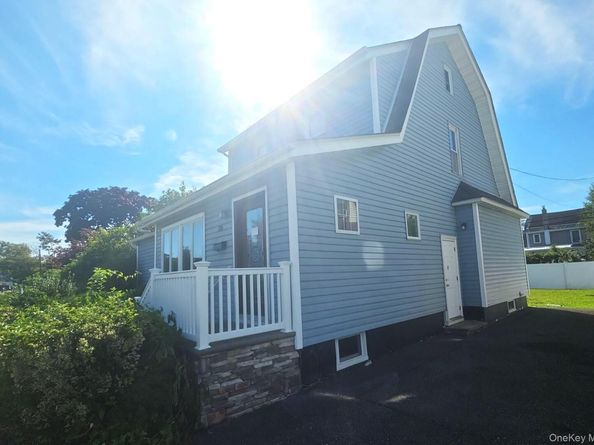 20 Laurel Road, Lindenhurst NY 11757