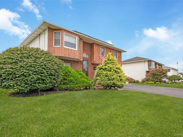 17 E Lincoln Avenue, Massapequa NY 11758