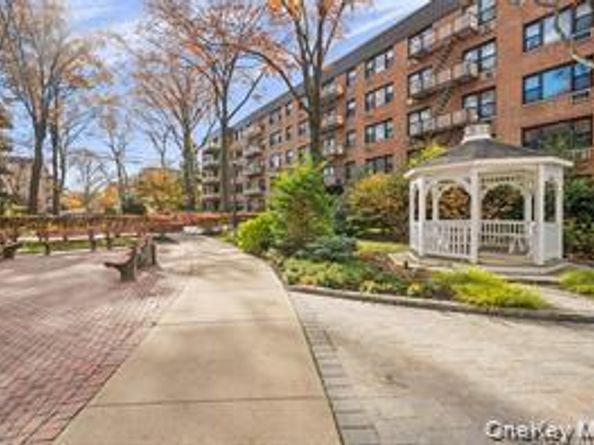 6 Birchwood Court 4B, Mineola NY 11501