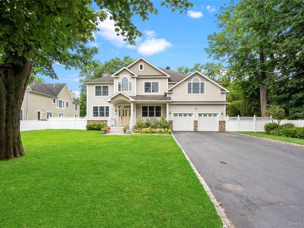 90 Meadow Glen Road, Northport NY 11768