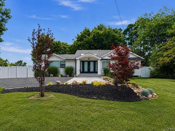 566 Locust Avenue, Oakdale NY 11769