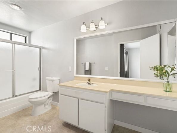 22038 Vanowen St. 215, Woodland Hills (los Angeles) CA 91303