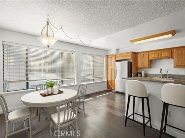 22038 Vanowen St. 215, Woodland Hills (los Angeles) CA 91303