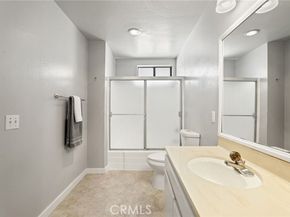 22038 Vanowen St. 215, Woodland Hills (los Angeles) CA 91303