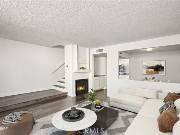 22038 Vanowen St. 215, Woodland Hills (los Angeles) CA 91303