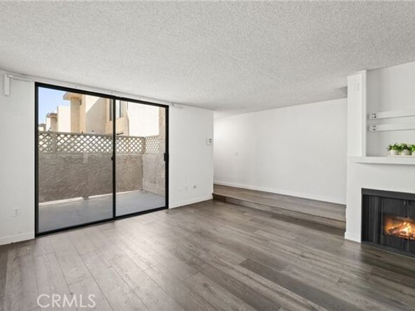 22038 Vanowen St. 215, Woodland Hills (los Angeles) CA 91303