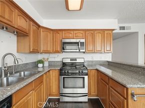 22038 Vanowen St. 215, Woodland Hills (los Angeles) CA 91303