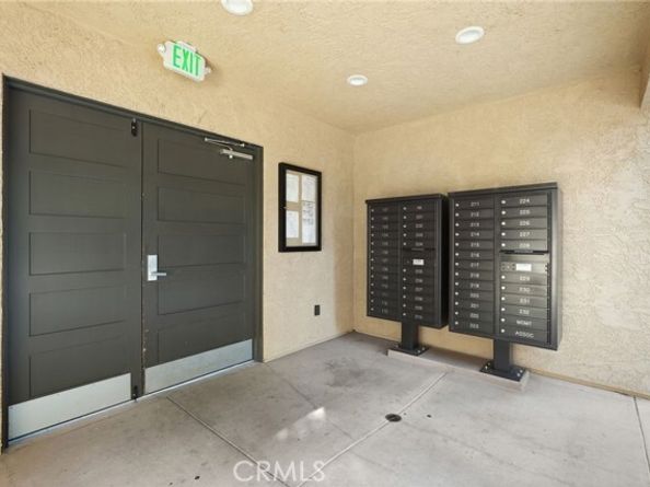 22038 Vanowen St. 215, Woodland Hills (los Angeles) CA 91303