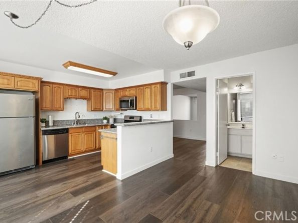 22038 Vanowen St. 215, Woodland Hills (los Angeles) CA 91303