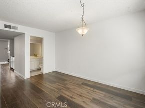 22038 Vanowen St. 215, Woodland Hills (los Angeles) CA 91303