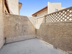 22038 Vanowen St. 215, Woodland Hills (los Angeles) CA 91303