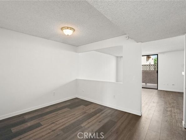 22038 Vanowen St. 215, Woodland Hills (los Angeles) CA 91303